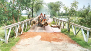 ইস্পাতের সেতুর পাতের নিচে বালুর বস্তার ঠেস