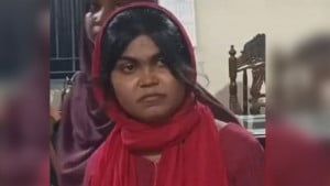 এনসিপি নেত্রীকে আটক করে পুলিশে দিল এলাকাবাসী