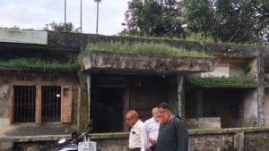 মাথায় খসে পড়ে পলেস্তারা বৃষ্টিতে ভিজে সরকারি নথি