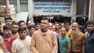 পুলিশি হয়রানি থেকে বাঁচতে প্রকাশ্যে ক্ষমা চাইলেন স্বেচ্ছাসেবক দল নেতা