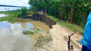 বিষখালীর ঢেউয়ে সড়কে ধস, দুর্ভোগ ৬ গ্রামে