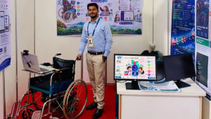নাকের ইশারায় চলে কুবি শিক্ষার্থীর হুইলচেয়ার