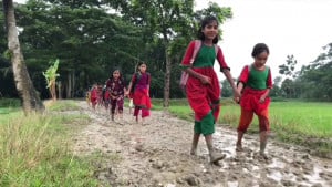 রাস্তায় কাদা, স্কুলে যেতে ভালো লাগে না