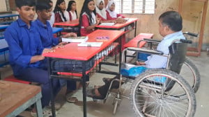 হুইলচেয়ারে বসে আলোর পথ দেখান অপূর্ব লাল