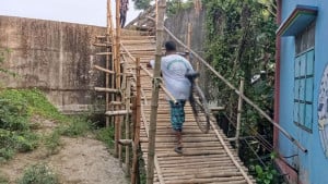 বাঁশের সাঁকো দিয়ে সেতুতে উঠে নদী পারাপার
