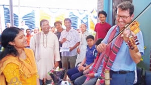 উত্তরের গ্রামে লোকগানে মুগ্ধ রাষ্ট্রদূত