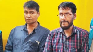 চট্টগ্রামে ঘুষের টাকাসহ গ্রেপ্তার সাবরেজিস্ট্রার
