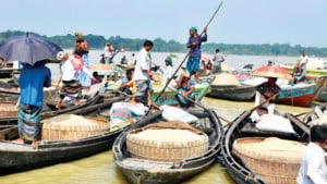সন্ধ্যার বুকে ভাসমান ধান-চালের হাট