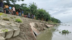 ব্রহ্মপুত্রের ডান তীররক্ষা বাঁধে  আবারও ধস, আতঙ্ক