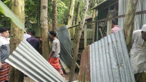 মাদক ব্যবসার অভিযোগে  হামলা করে বাড়ি ভাঙচুর