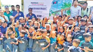 খুদে শিক্ষার্থীদের পাশে সুহৃদ