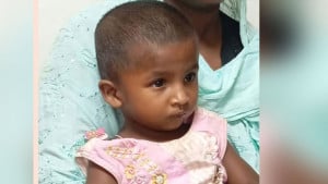 শিশুকন্যাকে বাঁচাতে এক মায়ের আকুতি