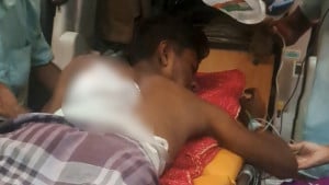 পার্কে তরুণ-তরুণীকে মদ্যপানে বাধা, যুবককে কুপিয়ে জখম