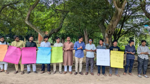 চাকরিতে ভাইভার নম্বর বাড়ানোর প্রতিবাদে চাকসুর মানববন্ধন