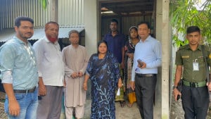 গোয়ালঘরে থাকা দম্পতির পাশে দাঁড়াল প্রশাসন