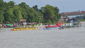 তিতাসে নৌকাবাইচ দেখতে ভিড় হাজারো মানুষের