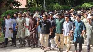 চুয়েটে শাটডাউনের চতুর্থ দিনে বিক্ষোভ, দেয়ালে প্রতিবাদের গ্রাফিতি