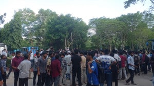 কথা-কাটাকাটি গড়াল দফায় দফায় সংঘর্ষে