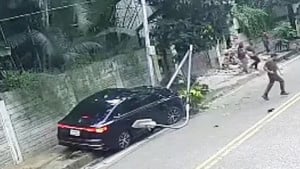 বারিধারায় ফুটপাতে উঠে গেল গাড়ি, চাপা পড়ে শ্রমিকের মৃত্যু