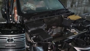 ৪০ ফুটের কনটেইনারে ১২ কোটি টাকার বিলাসবহুল গাড়ি