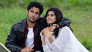 নব্বই দশকের চেনা রোম্যান্টিক আবহে ‘কাহিনি এখনো বাকি’