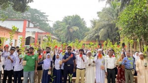 এক হাতে গাছের চারা, অন্য হাতে লালকার্ড উঁচিয়ে দেশপ্রেমের শপথ