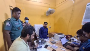 চট্টগ্রামে ২ লাখ টাকা ঘুস নেওয়ার সময় সাব-রেজিস্ট্রারসহ আটক ৩