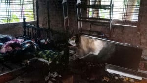 পরকীয়ার অভিযোগে সাবেক শিবির নেতাকে মারধর, বাড়িতে আগুন
