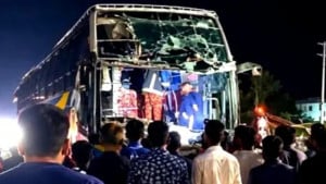 কুমিল্লায় আবারও স্লিপার বাসে আগুন, অল্পের জন্য রক্ষা পেলেন যাত্রীরা
