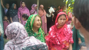 ‘স্বামীকে কাঁধে নিয়ে নামার সময় হুড়োহুড়িতে পড়ে যাই, পরে শুনি তিনি পদদলিত হয়ে মারা গেছেন’
