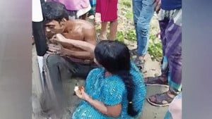 রাতভর খুঁটিতে বাঁধা বাবাকে চা-রুটি খাওয়ালেন মেয়ে, ভিডিও ভাইরালের পর মিলল মুক্তি