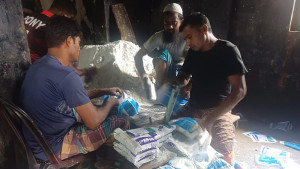 ‘কারখানায় কাজ নেই, মজুরি নেই- সংসার চলবে কীভাবে’