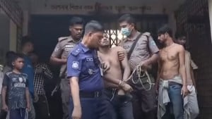 লক্ষ্মীপুরে সাংবাদিককে গুলি, সন্ত্রাসীকে ধরে পুলিশে দিল স্থানীয়রা