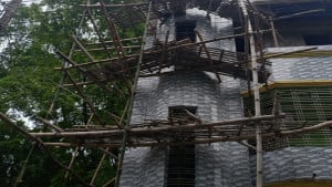 টাইলস লাগানোর সময় বিদ্যুৎস্পৃষ্ট হয়ে হাইভোল্টেজের তারে এক ঘণ্টা ঝুলছিল মিস্ত্রির লাশ