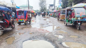 সড়কটির ৫০০ মিটারজুড়ে অনেক গর্ত