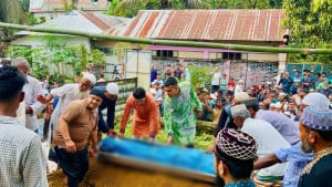 জানাজা শেষে চিরনিদ্রায় অপ্রতিম, ছেলের হত্যার বিচার চেয়ে কাঁদলেন বাবা