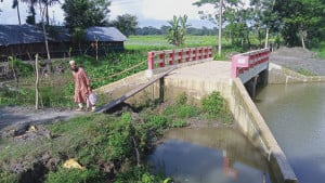 সেতু নির্মাণের দুই মাসেও হয়নি সংযোগ সড়ক