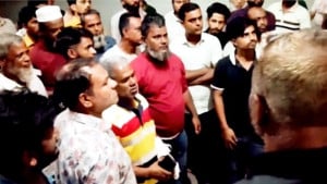 বিএনপির দুপক্ষের ধাওয়া-পাল্টা ধাওয়া, থানায় মধ্যরাতে অবস্থান