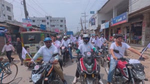 হর্ন না বাজিয়ে সড়কে ছুটল শতাধিক বাইক