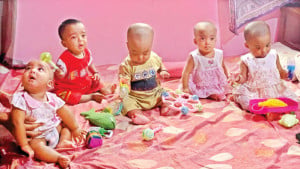 ঘরজুড়ে এখন পাঁচ শিশুর কোলাহল