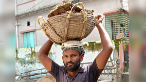 খামারি আলাল মিয়া এখন মাটি কেটে সংসার চালান