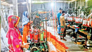 তিস্তার চরে রঙিন সুতার চাকা