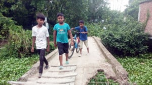 ভাঙা সেতুতে ঝুঁকি নিয়ে পারাপার, দুর্ঘটনার শঙ্কা
