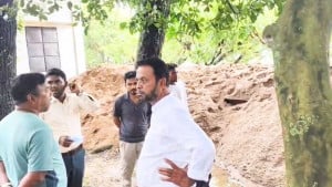 ইউএনও কার্যালয়ের সামনে অবৈধভাবে তোলা বালুর স্তূপ