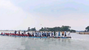 শান্তিগঞ্জে নৌকাবাইচে  হাজারো মানুষের ঢল