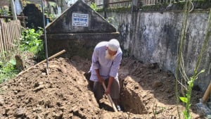 কবর খুঁড়তে খুঁড়তে কেটে গেল ৮২ বছর