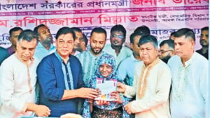 ফুটপাতের গোলাপীকে প্রধানমন্ত্রীর উপহারের  ঘর হস্তান্তর