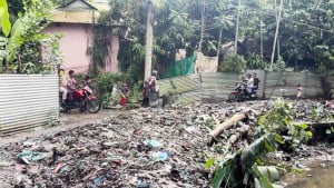 খাল খনন করে ময়লার স্তূপ সড়কের পাশে