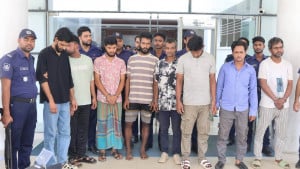 সীতাকুণ্ডে অস্ত্রের মহড়া দেওয়া তিনজন গ্রেপ্তার