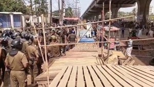 উচ্ছেদ অভিযানে বাধা, আনসার-হকার সংঘর্ষ 